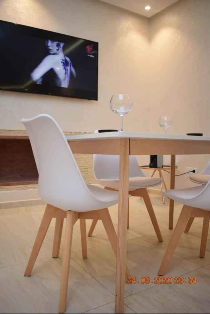 Table de salle à manger Honey - Blanc et Chêne - Salon et séjour HomeDeco