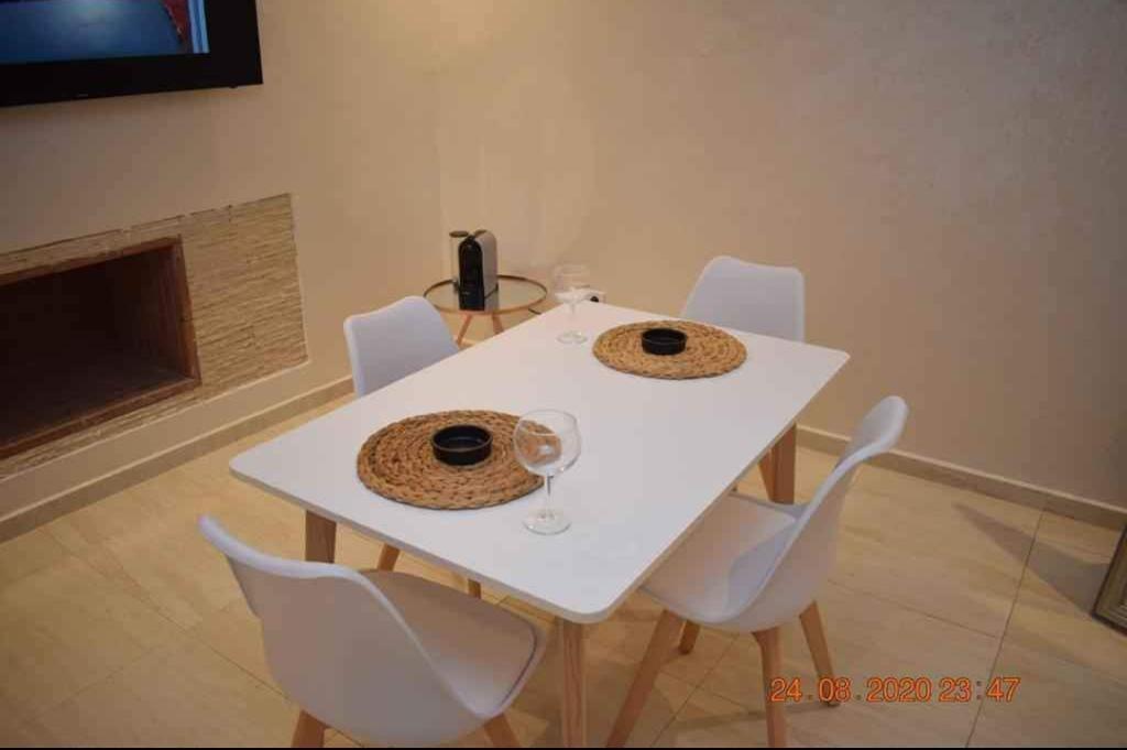 Table de salle à manger Honey - Blanc et Chêne - Salon et séjour - HomeDeco