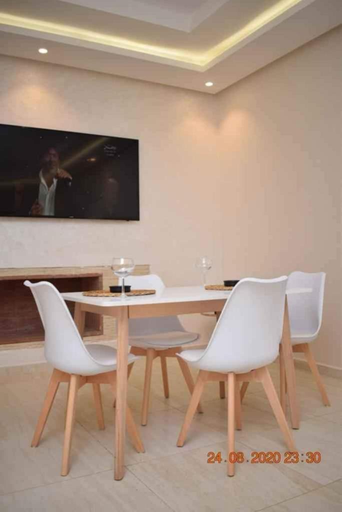 Table de salle à manger Honey - Blanc et Chêne - Salon et séjour HomeDeco